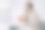 微笑的年轻女子在工作场所或课堂上发短信。女孩在办公室工作时分心了。图片下载