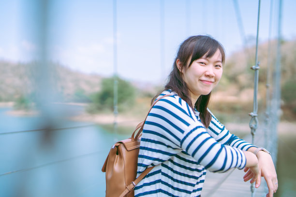 一个女人去海滩，拍照片，打视频电话图片下载