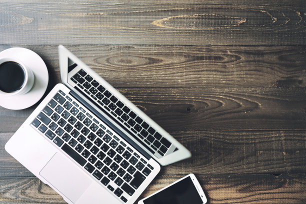 办公桌工作形象笔记本电脑和木桌图片下载