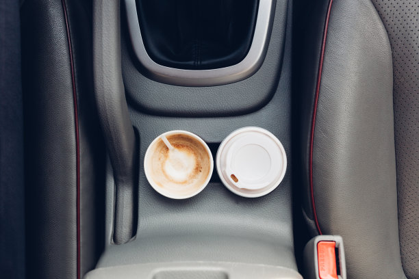咖啡杯在座位之间的汽车支架内图片下载