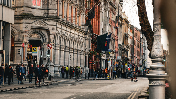 位于都柏林的欧康内尔街，是欧洲人流最多、最受欢迎的街道，人们在街上散步和购物，是欧洲拥挤的城市，旅游目的地图片下载