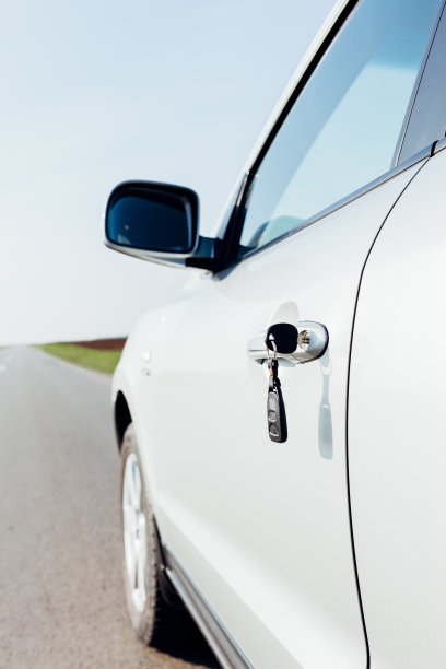 车钥匙落在车门上了图片下载