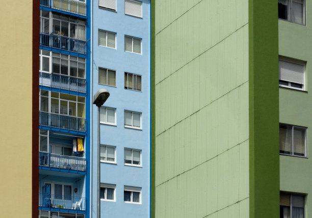 多色住宅公寓楼。加利西亚,西班牙。图片下载