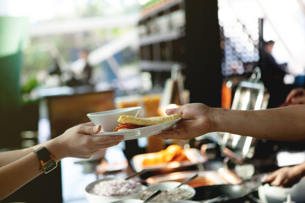 服务员把早餐盘子递给顾客图片下载