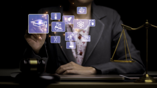 老师触屏毕业帽，互联网教育科学课程学位，学习知识到创意思维理念。E-learning研究生证书课程教育经营理念。图片下载