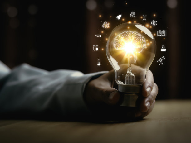 老师触屏毕业帽，互联网教育科学课程学位，学习知识到创意思维理念。E-learning研究生证书课程教育经营理念。图片下载