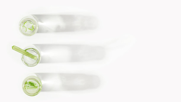 草药、植物、绿色植物、植物颗粒、草、有机物、生物学、微生物学、光合作用、绿色能源、精油、有机化妆品、天然化妆品、生物燃料、藻类的研究。天然绿色实验室。实验。实验室格拉斯图片下载