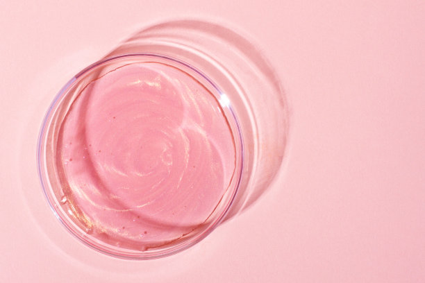 液体玫瑰金。或者是带亮片的粉色液体。在培养皿中。化妆品、凝胶、药品的实验室研究。化学图片下载