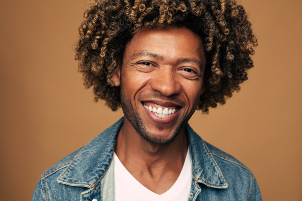 快乐的黑人看着相机图片下载