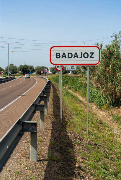 旧第五国道上的交通标志，显示巴达霍兹镇的起点。图片下载