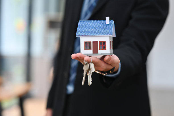 房地产经纪人提供的房屋代表模型，房屋出售，抵押购买，房地产代理，抵押或租赁房屋的概念。图片下载