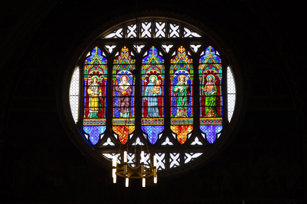 帕多瓦圣安东尼大教堂美丽的圆形彩色玻璃;意大利威尼托图片下载