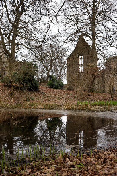 英格兰温德拉什河畔洛弗尔庄园遗址的倒影图片下载
