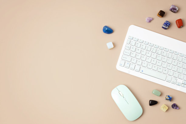 治疗脉轮水晶和电脑键盘。在线申请仪式与宝石的职业，健康，商业，放松，心理健康，精神实践。能量的概念图片下载