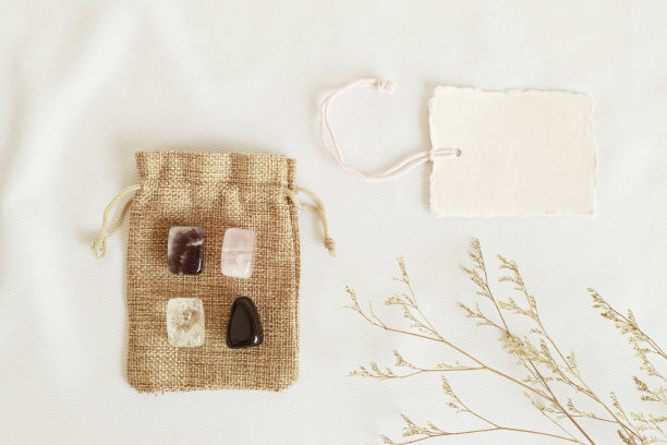 水晶健康工具包。紫水晶，roze石英，黄水晶和黑曜石宝石治疗和保护礼物的想法。平铺，顶部视图与标签模型图片下载