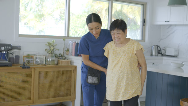 亚洲老年妇女在家访期间接受家庭护理员的保健服务图片下载