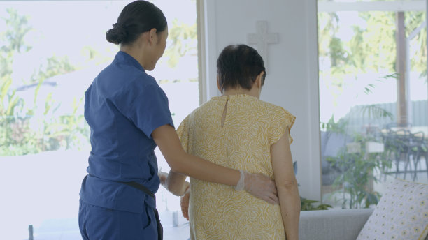 亚洲老年妇女在家访期间接受家庭护理员的保健服务图片下载