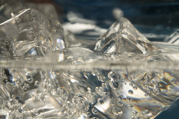 苏打水里的冰块。冰水特写图片下载