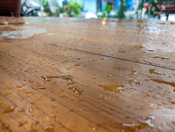 一张潮湿的棕色桌子的特写图片下载