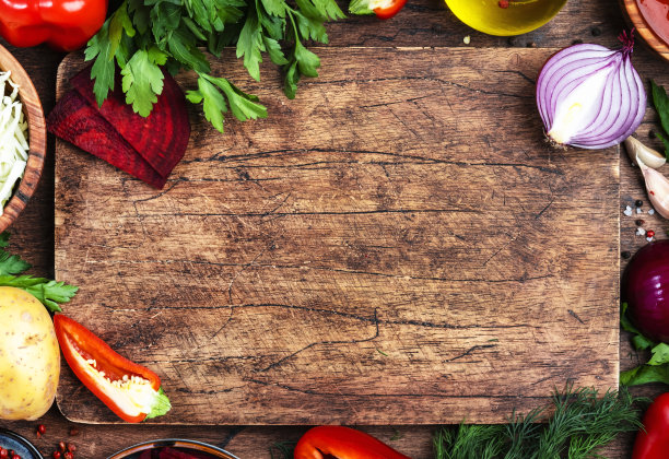 各种生蔬菜，香草和香料的健康烹饪和砧板上的乡村厨房木桌，俯视图。准备素菜、甜菜根、番茄汤。素食，均衡，节食食物图片下载
