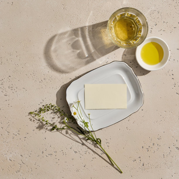 真实的照片，名片品牌布局模板隔离在浅米色背景，与混凝土和花卉元素为您的设计图片下载