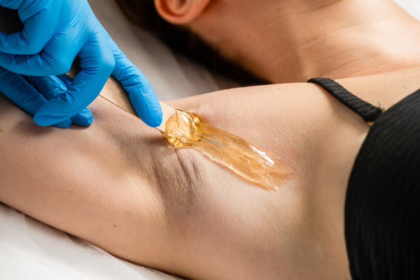 近距离美容师脱毛女性腋窝图片下载