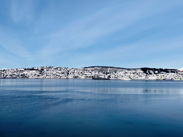 阳光明媚，白雪覆盖的城市图片下载