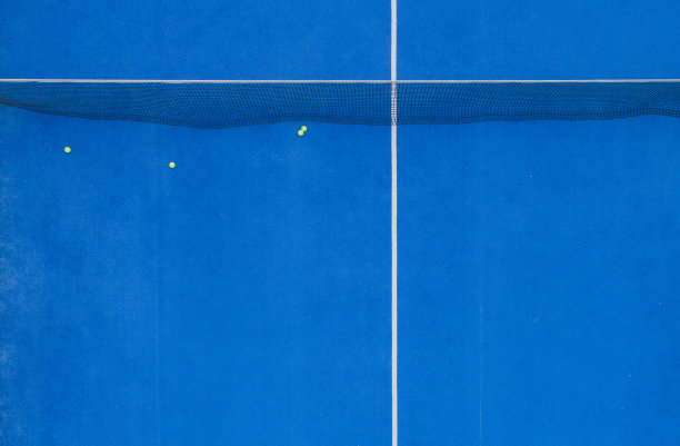 蓝色球拍网球场的无人机俯视图图片下载