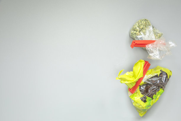 用于保持食物新鲜的食品袋夹，塑料袋夹或塑料袋上的密封剂被隔离在灰色背景上。复制空间，俯视图图片下载