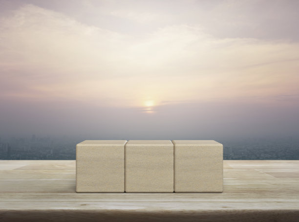 木桌上有三个方块图片下载