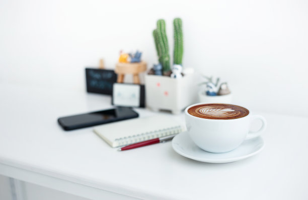 桌上咖啡杯，商业理念图片下载