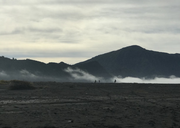 美丽的迷雾山脉图片下载