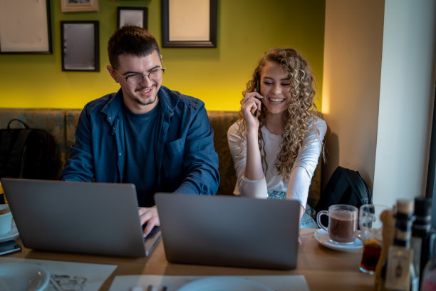 Business people working together at a café using their laptops图片下载