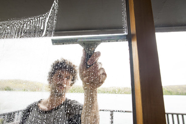 一个擦窗工人的生活图片下载