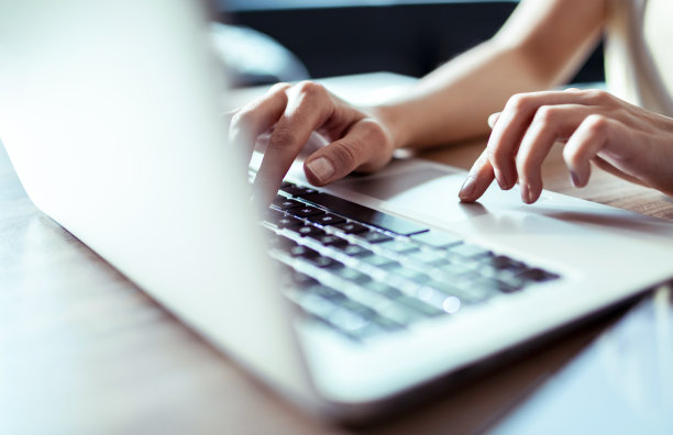 年轻女子在家里用笔记本电脑工作图片下载