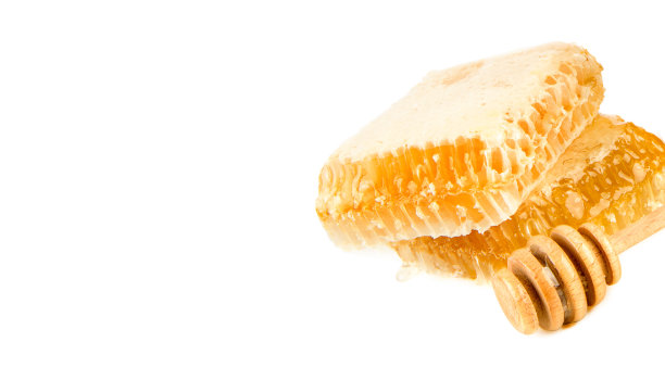 蜂蜜在蜂巢和勺分离在白色。宽的照片。文本的空闲空间。图片下载