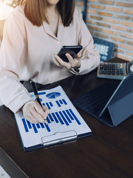 女商人手与笔记本电脑，平板电脑和智能手机在现代办公室与虚拟图标图在现代办公室在晨光图片下载