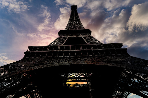 落日时分，埃菲尔铁塔映衬着美丽的天空。法国巴黎图片下载