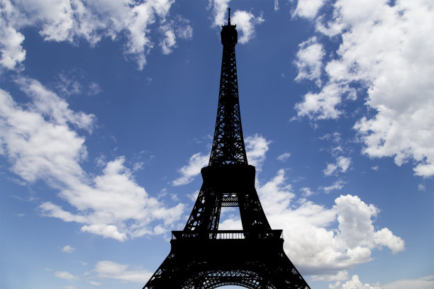 埃菲尔铁塔的背景是美丽的天空和云层。法国巴黎图片下载