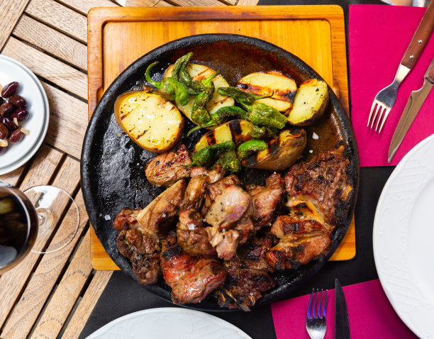 烤牛肉配辣椒粉和土豆盛在盘子里图片下载