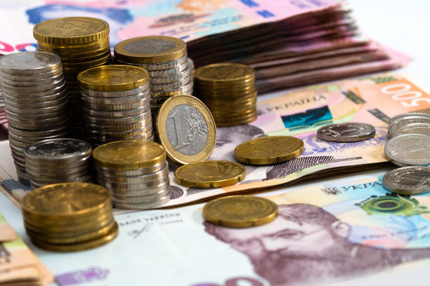 彩色抽象背景来自各种金属硬币，乌克兰纸币和欧元纸币。图片下载