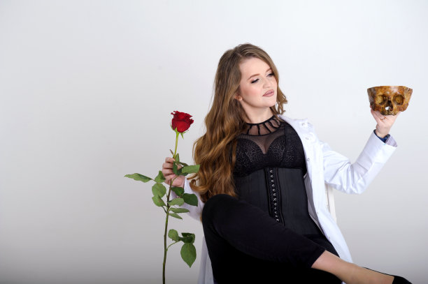 慢动作视频美女在黑色衣服慢慢嗅红芳香玫瑰在白色背景空间文字买花3月8日情人节装饰生活有乐趣单身女子礼物图片下载