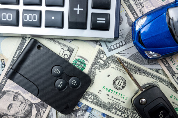 汽车贷款概念-小型玩具车，钥匙计算器和钱全部购买或租用图片下载