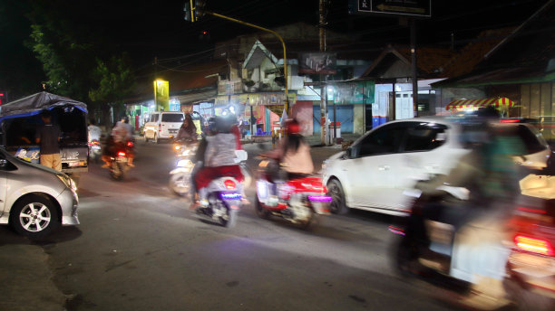 一辆高速行驶的汽车的模糊图像图片下载