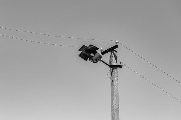 电源电杆与电线在灯光背景上接近图片下载