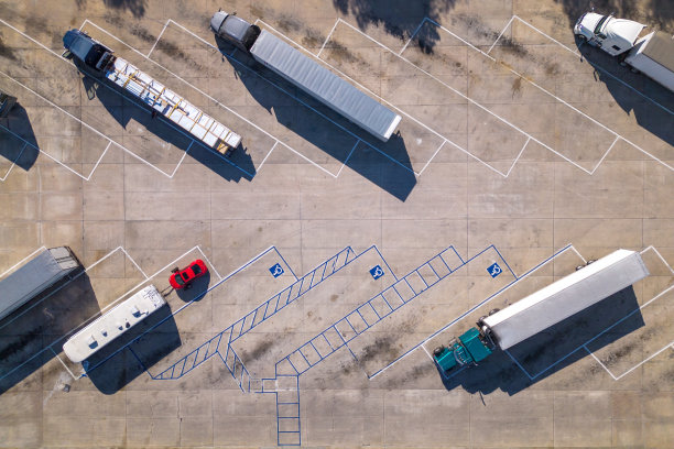 高速公路上的休息区和卡车停车场图片下载