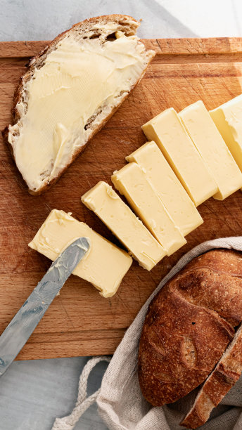 早餐要加黄油的三明治。图片下载
