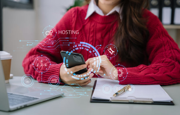 女子用电脑、平板电脑并将手指按在虚拟屏幕上题写在桌面上的主机、网络主机概念、互联网、商业、数字技术概念。图片下载