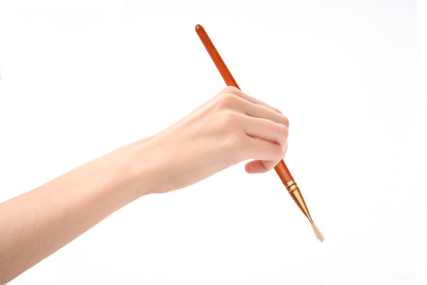 女性的手与刷子在白色的背景。手拿刷子图片下载