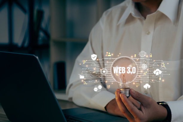 商人手持标有Web 3.0图标的灯泡。技术和WEB 3.0概念。图片下载